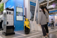 Des stations de recharge pour les batteries amovibles des scooters électriques débarquent en Europe