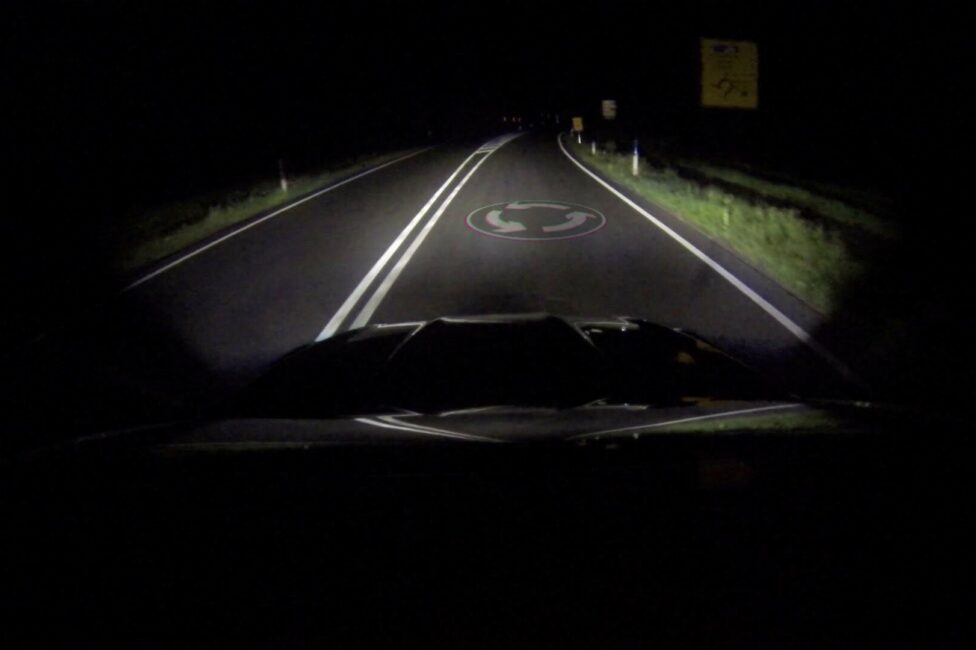Des informations projetées sur la route via les phares du véhicule