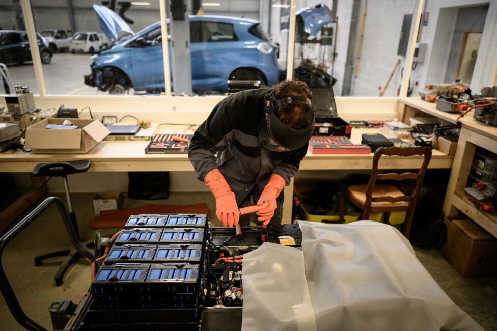 Près de Nantes, un garage répare les véhicules électriques pour les faire durer